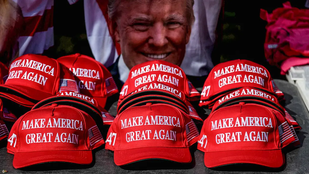 <p>Gorras Make America Great Again sobre una mesa durante un mitin de campaña del expresidente estadounidense y candidato presidencial republicano Donald Trump en Sunset Park en Las Vegas, Nevada, el 9 de junio de 2024 - AFP/ IAN MAULE</p>
