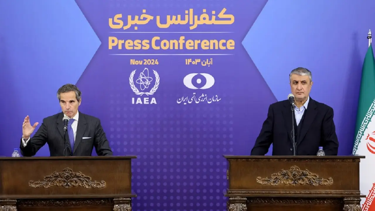 El jefe de la Organización de la Energía Atómica de Irán, Mohammad Eslami (Derecha), y el jefe nuclear de Naciones Unidas, Rafael Grossi, ofrecen una rueda de prensa conjunta en Teherán el 14 de noviembre de 2024 – PHOTO/ATTA KENARE/AFP