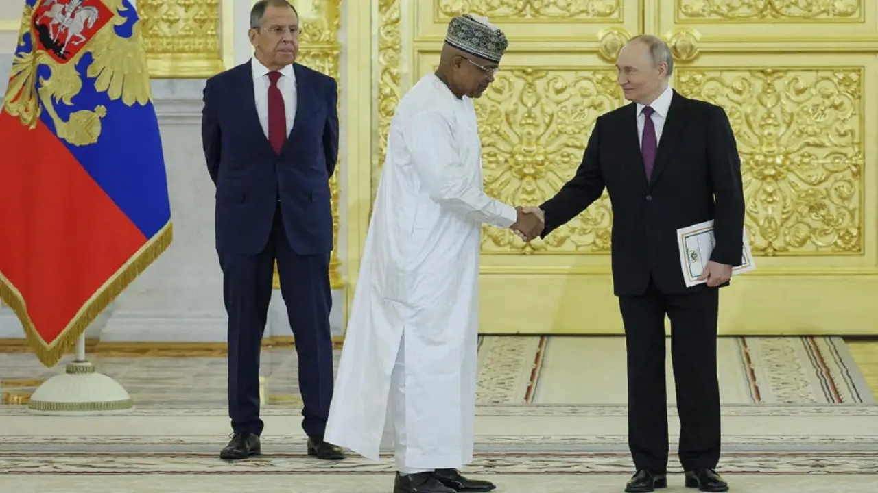 El presidente ruso, Vladimir Putin (Derecha), estrecha la mano del embajador de Níger en Rusia, Abdou Sidikou Issa (Centro), tras recibir las credenciales en la sala Aleksandrovsky del palacio del Gran Kremlin durante la ceremonia de presentación de credenciales en Moscú, Rusia – PHOTO/YURI KOCHETKOV/POOL/AFP