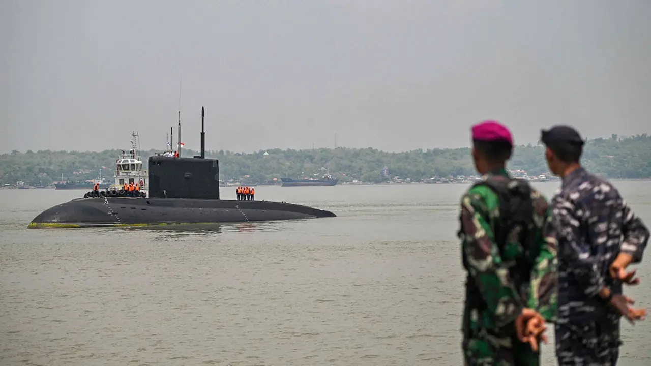 Submarino UFA de la Armada rusa mientras se prepara para atracar - AFP/JUNI KRISWANTO