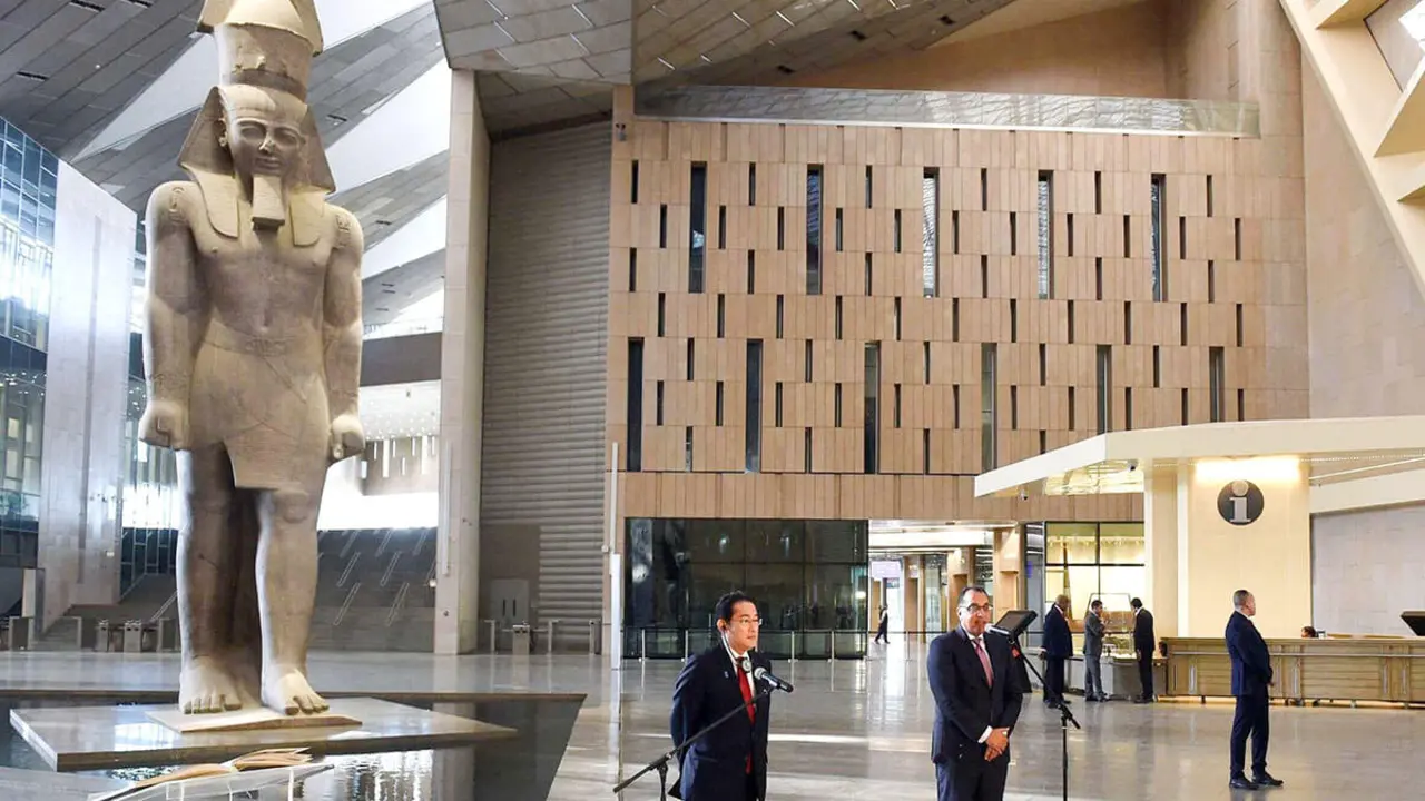 El primer ministro egipcio Mostafa Madbouli y a su homólogo japonés Fumio Kishida (izq.) celebrando una conferencia de prensa conjunta en el Gran Museo de El Cairo - PHOTO/ Oficina del Primer Ministro de Egipto via AFP