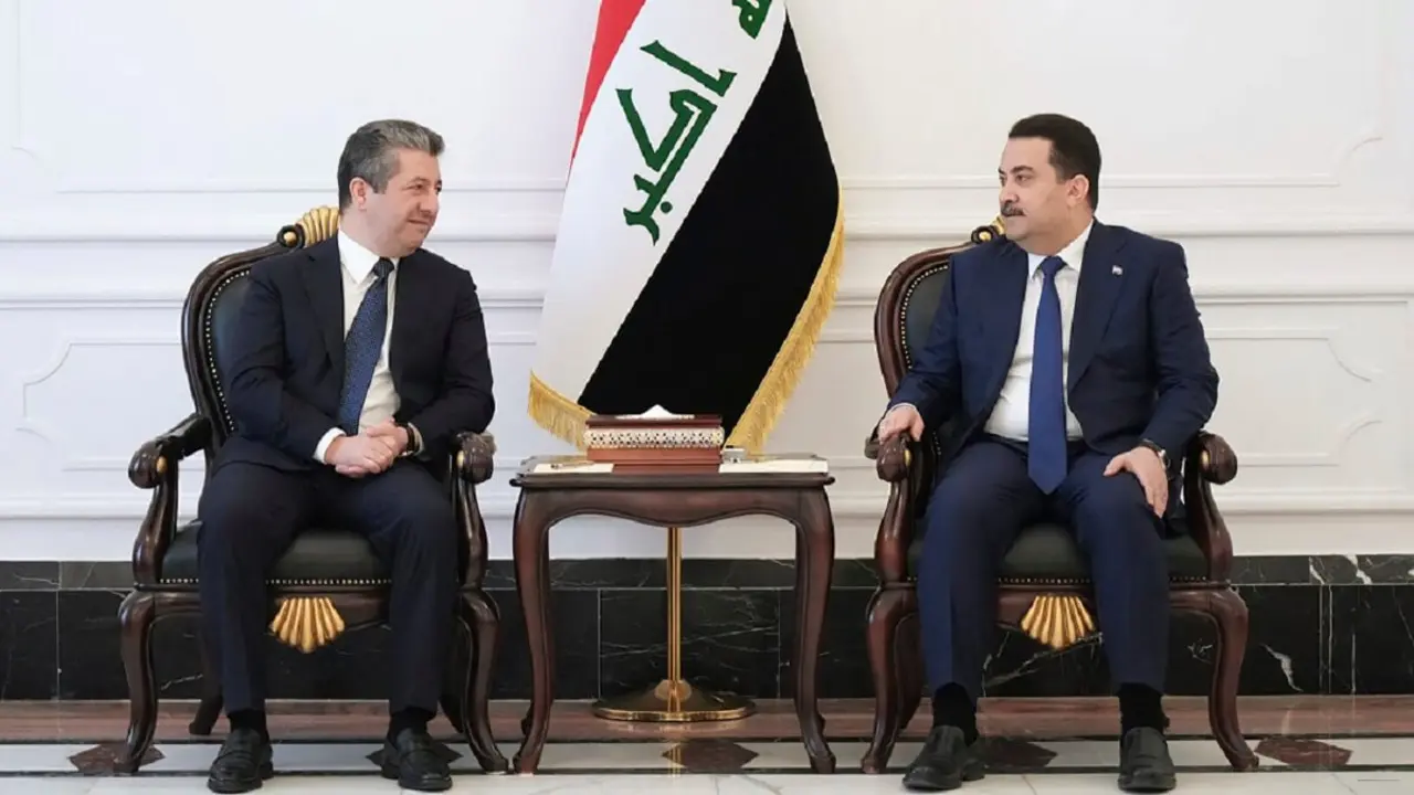 Esta foto difundida por la oficina del primer ministro iraquí el 4 de abril de 2023, muestra al primer ministro Mohamed Shia Al Sudani (Derecha) reunido con su homólogo kurdo Masrour Barzani en Bagdad – PHOTO/AFP PHOTO/OFICINA DE PRENSA DEL PRIMER MINISTRO IRAQUÍ