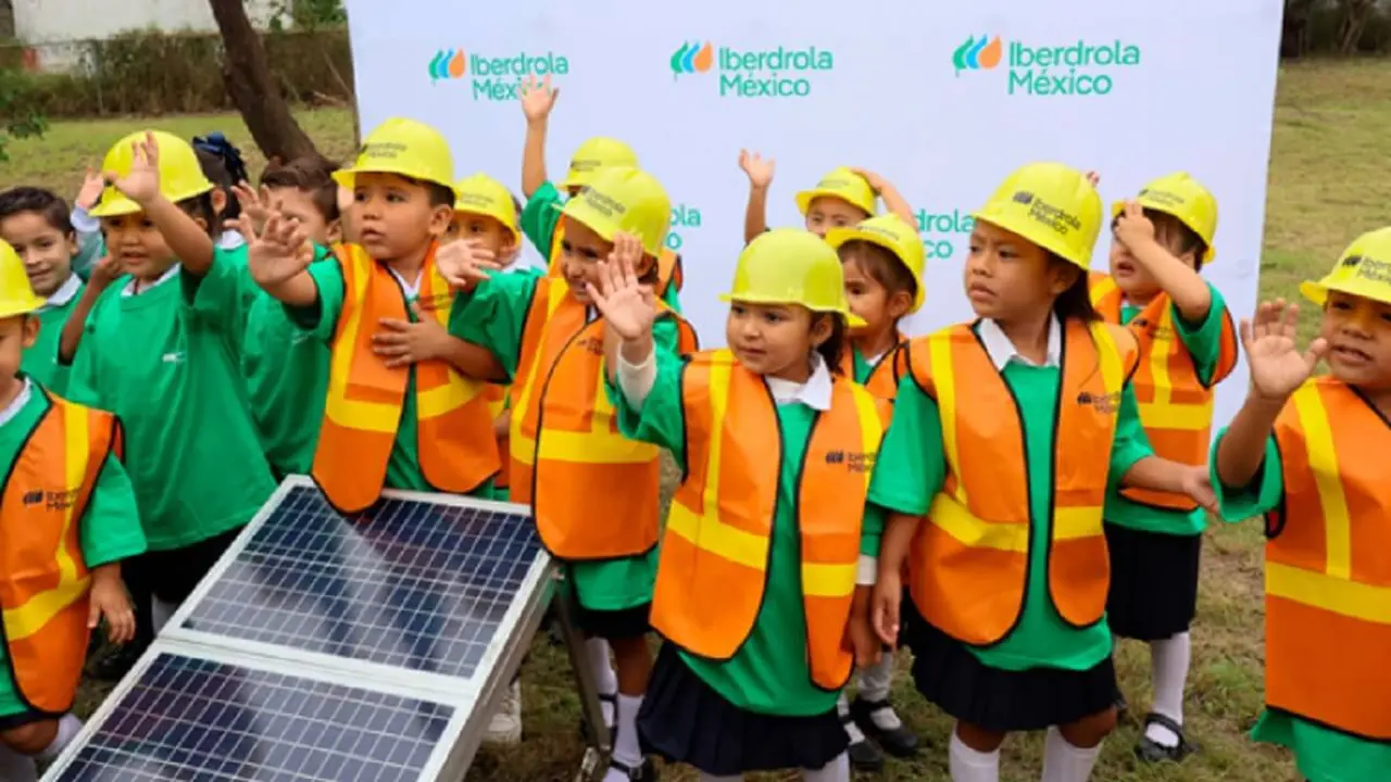 El programa social "Luces de Esperanza" consiste en la instalación de paneles solares en centros de educación básica