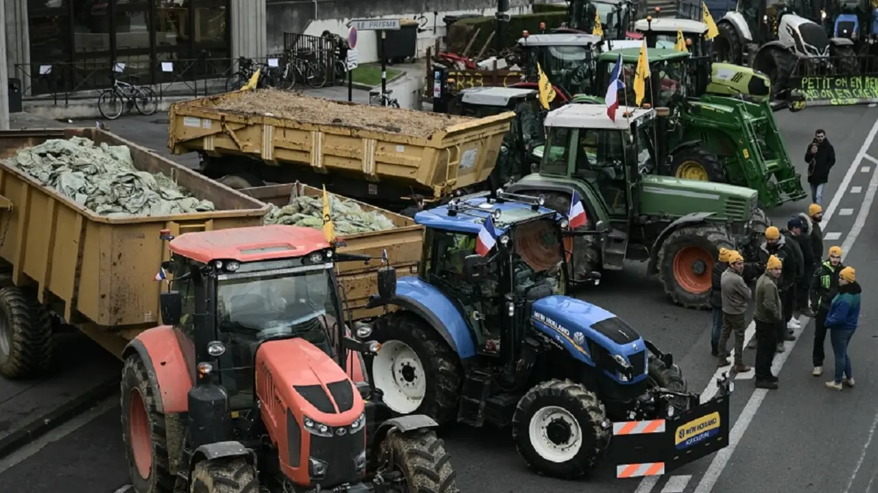 Agricultores franceses del sindicato CR (coordination rurale) se reúnen cerca de la prefectura durante una manifestación en el marco de una protesta nacional contra el acuerdo UE-Mercosur en Pessac, suroeste de Francia, el 19 de noviembre de 2024 - PHOTO/PHILIPPE LOPEZ/AFP