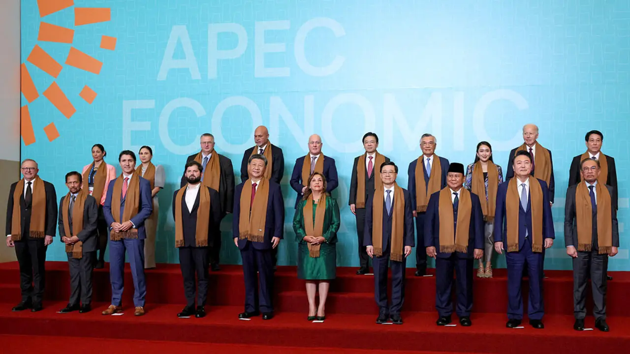<p>Foto de familia durante la cumbre de la APEC en Lima, Perú, el 16 de noviembre de 2024 - REUTERS/LEAH MILLIS&nbsp;</p>
