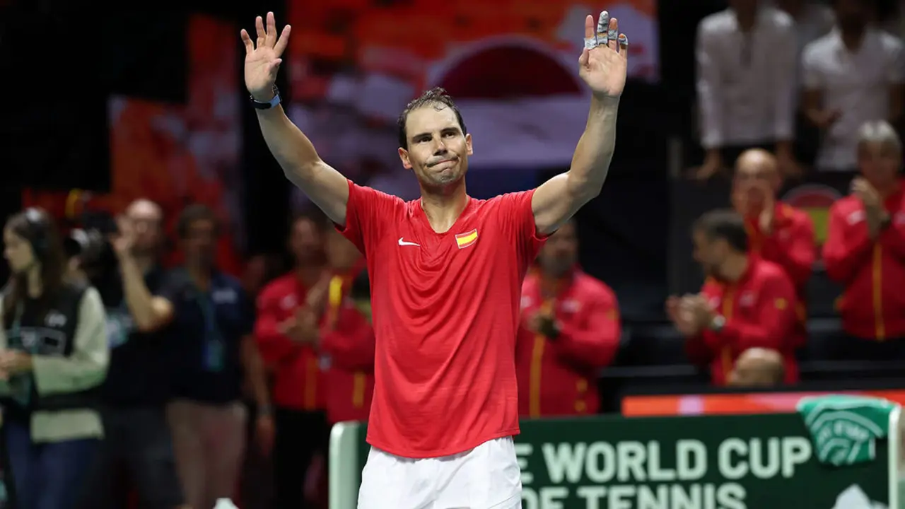 <p>El español Rafael Nadal saluda a los espectadores al final del partido de individuales de cuartos de final entre Holanda y España durante las Finales de la Copa Davis en el Palacio de Deportes José María Martín Carpena en Málaga, sur de España, el 19 de noviembre de 2024 - AFP/THOMAS COEX&nbsp;</p>

