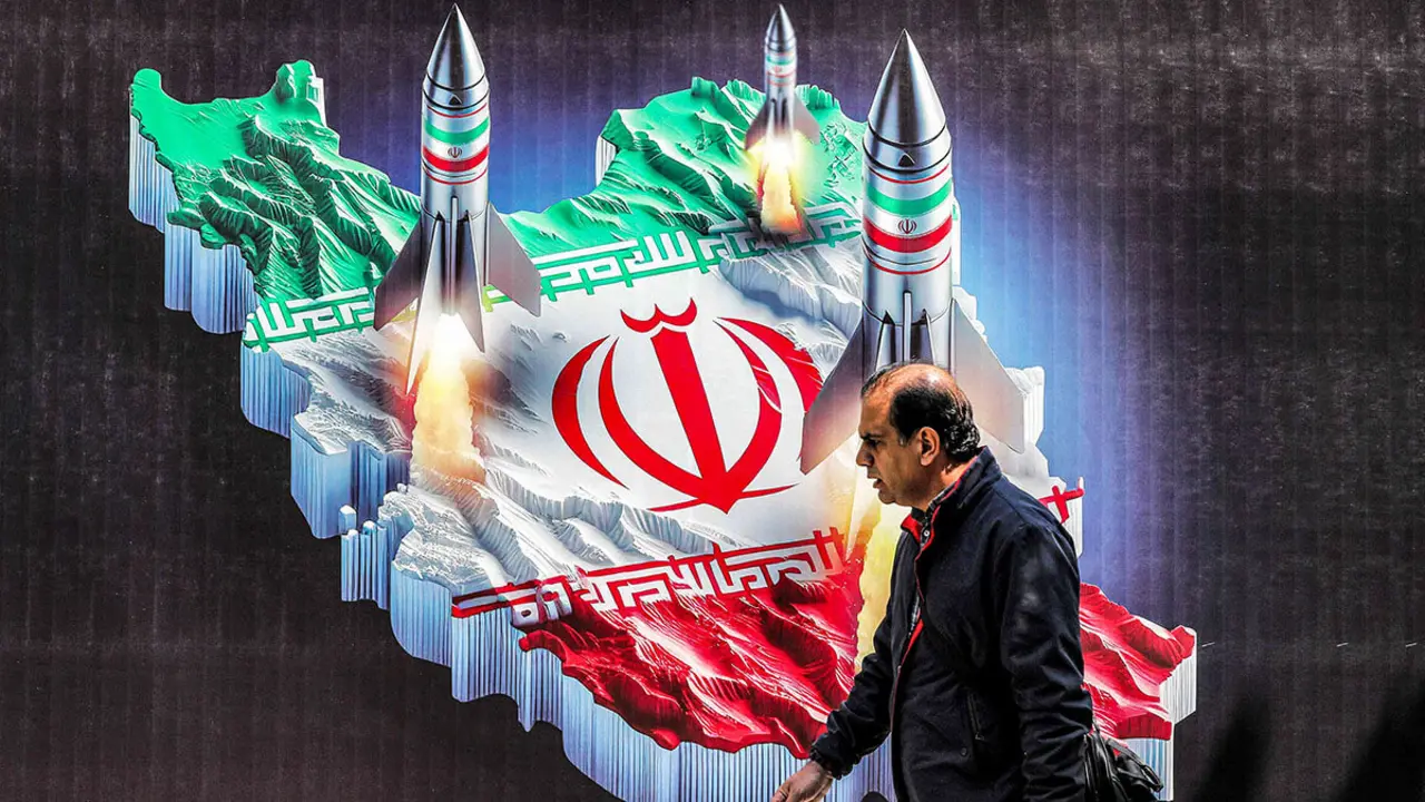 Cartel que muestra el lanzamiento de misiles desde una representación del mapa de Irán coloreado con la bandera iraní en el centro de Teherán - PHOTO/ ATTA KENARE