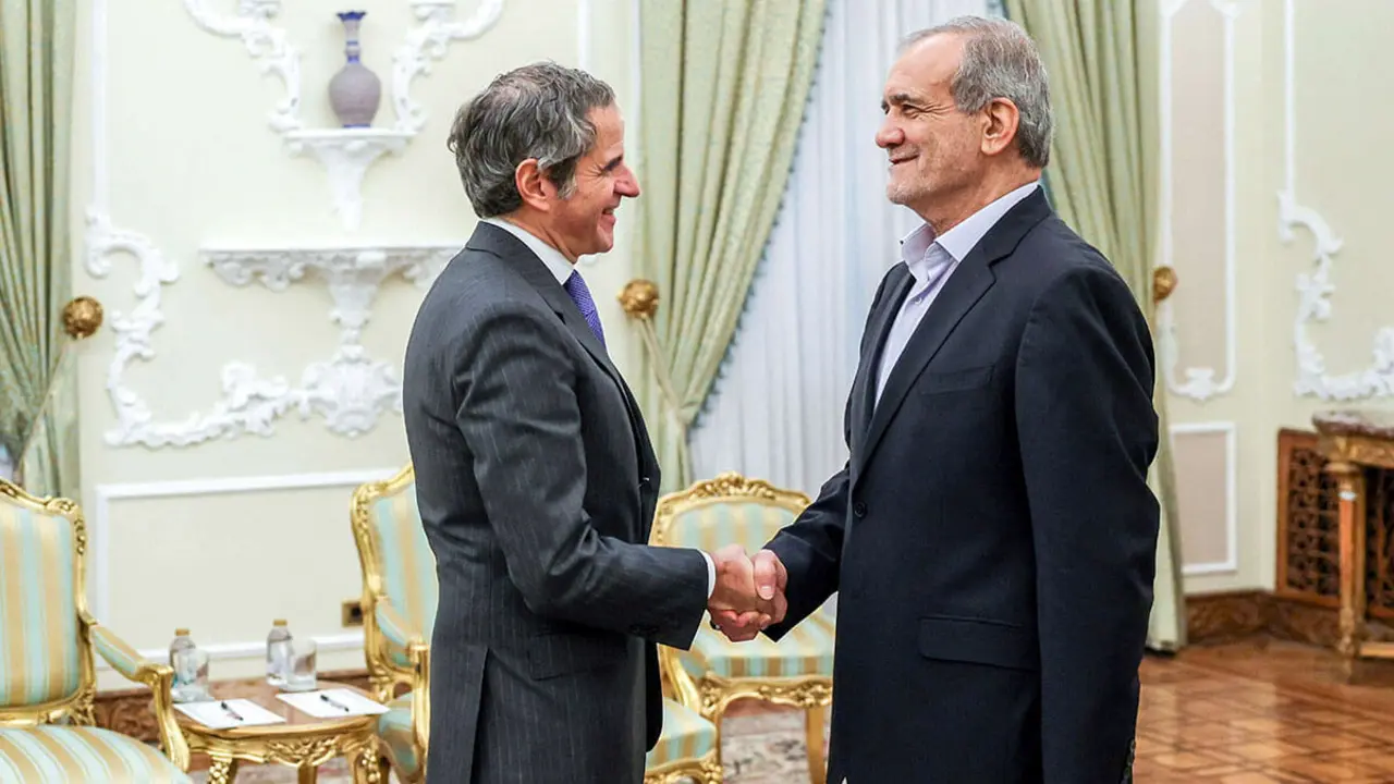 El presidente de Irán, Masoud Pezeshkian, se reúne con el director general del Organismo Internacional de Energía Atómica (OIEA), Rafael Mariano Grossi, en Teherán, Irán, el 14 de noviembre de 2024 - PHOTO/PRESIDENCIA DE IRAN via REUTERS