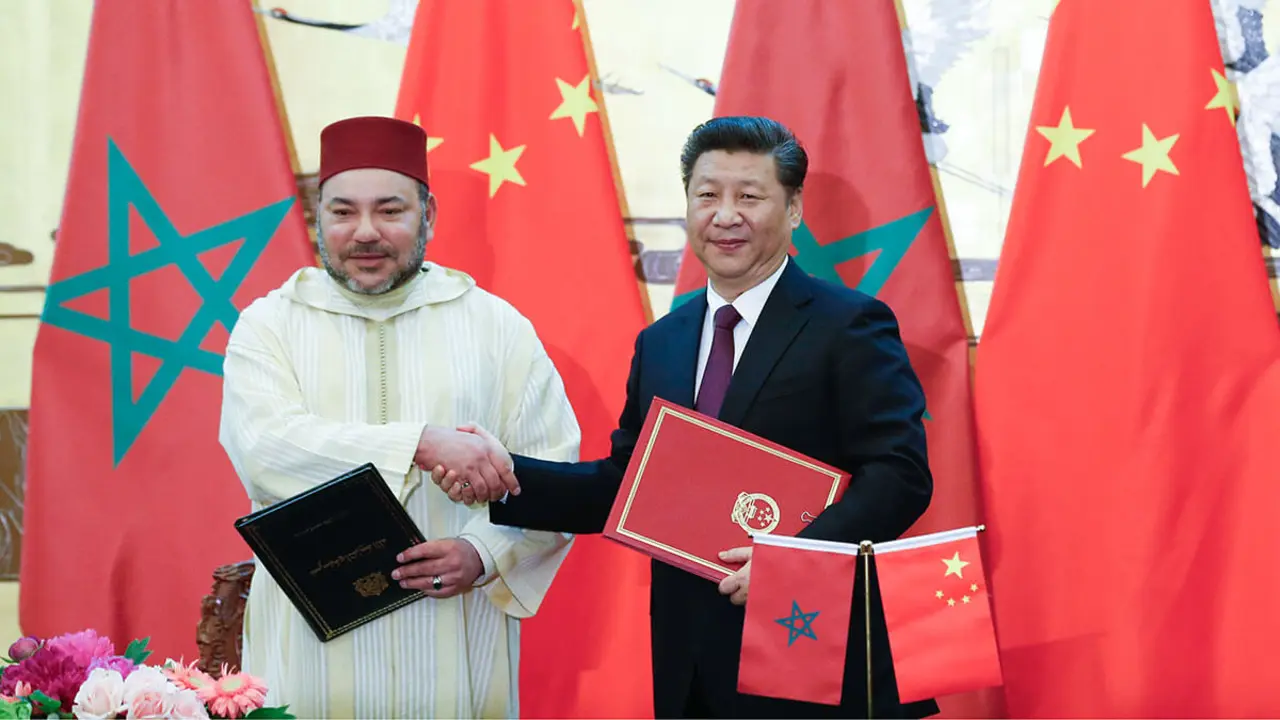 Fotografía de archivo, el presidente chino, Xi Jinping, y el rey marroquí, Mohamed VI, después de firmar documentos durante una ceremonia de firma en el Gran Salón del Pueblo en Pekín, China, el miércoles 11 de mayo de 2016 - PHOTO/KIM KYUNG-HOON vía AP