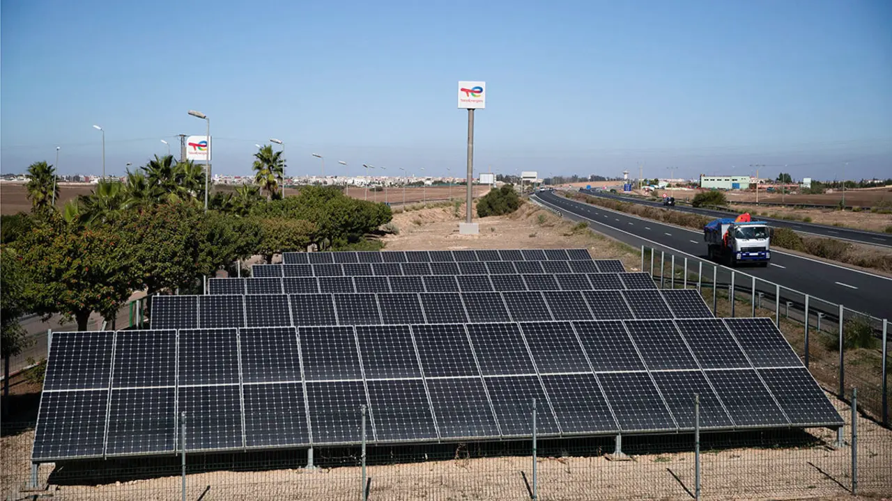 Paneles solares colocados a lo largo de una autopista entre Casablanca y Marrakech - AP/ MOSAAB ELSHAMY