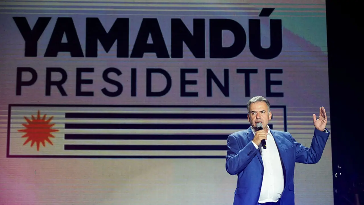 <p>Yamandú Orsi habla en el escenario tras los primeros resultados de la segunda vuelta de las elecciones presidenciales entre Orsi y el candidato de la coalición conservadora gobernante Álvaro Delgado, en Montevideo, Uruguay, el 24 de noviembre de 2024 - REUTERS/MARIANA GREIF&nbsp;</p>
