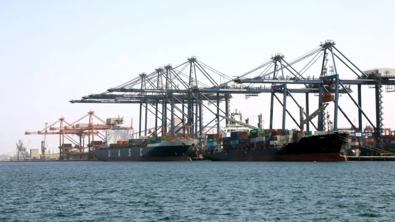 <p>Buques portacontenedores de United Arab Shipping Company y NYK Line atracados en la Terminal Internacional de Contenedores de Omán en Sohar, Omán, el 9 de agosto de 2017 - <a href="https://depositphotos.com/es/?/">Depositphotos</a></p>
