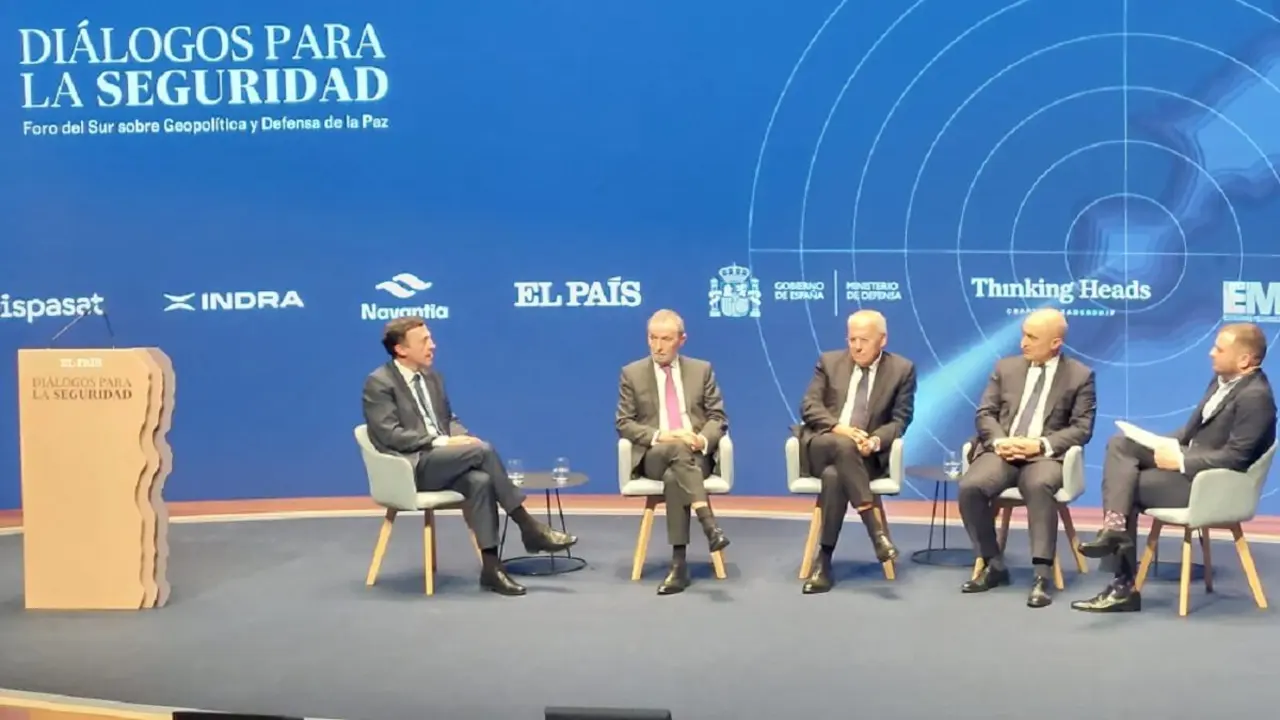 Los altos responsables de Navantia, Ricardo Domínguez; GMV, Jesús Serrano; Hispasat, Miguel Ángel Panduro; y Airbus España, Francisco Javier Sánchez Segura, conversan sobre las implicaciones de la autonomía estratégica europea -&nbsp;PHOTO/Hispasat