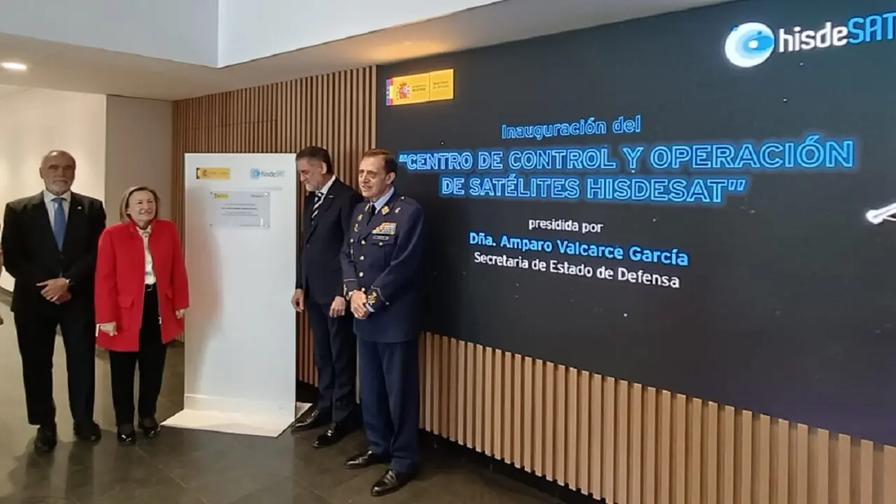 La secretaria de Estado de Defensa fue la encargada de descubrir la placa conmemorativa de la inauguración, rodeada por los dos principales directivos de Hisdesat y del general Francisco Braco, jefe del Estado Mayor del Aire y del Espacio -&nbsp;PHOTO/JPons