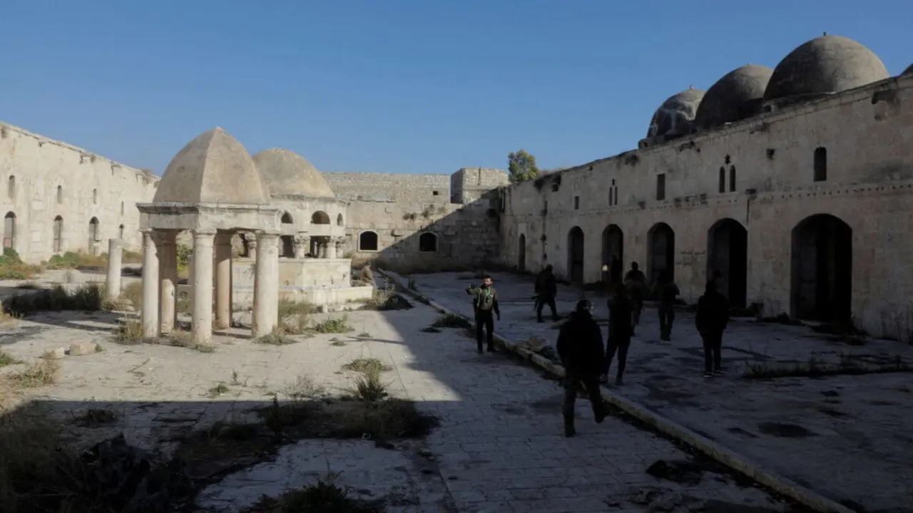 Combatientes rebeldes en una mezquita en la provincia de Idlib, Siria - PHOTO/Reuters/Mahmoud Hassano