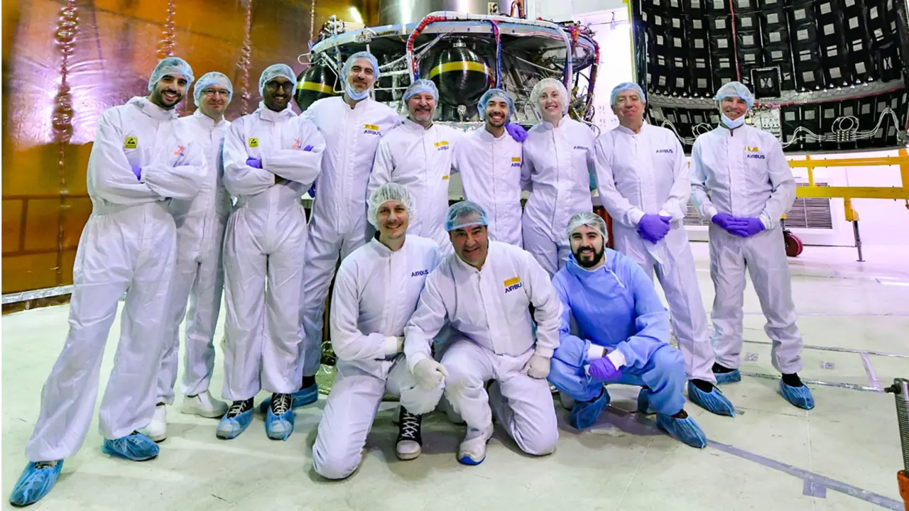 El equipo de ingenieros indios y españoles posa antes de encapsular los dos satélites Proba-3 en la parte alta del lanzador PSLV que los debe colocar en órbita -&nbsp;PHOTO/ESA-Bill Simpson
