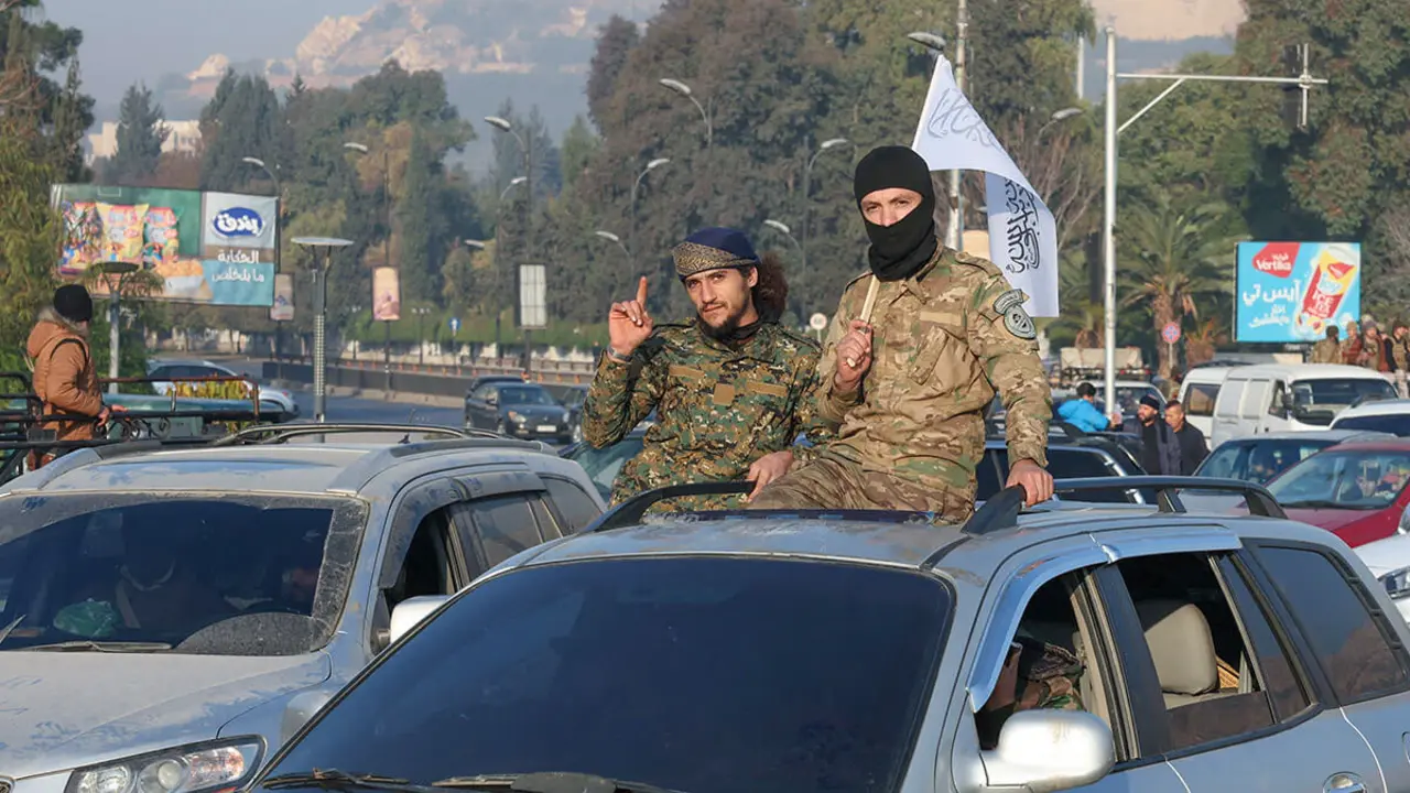 Combatientes rebeldes en un automóvil, después de que los rebeldes tomaron la capital y derrocaron al presidente Bashar al-Assad, en Damasco, Siria, el 9 de diciembre de 2024 - REUTERS/ MOHAMED AZAKIR