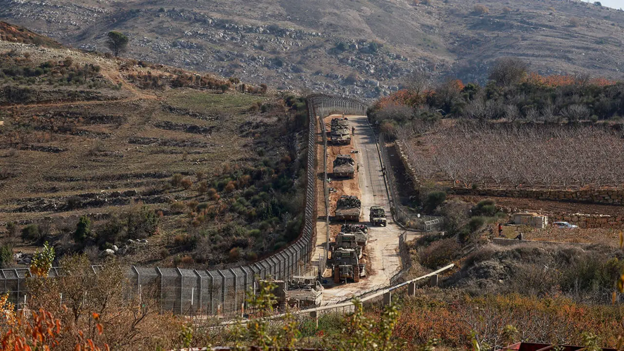 Soldados israelíes en vehículos militares mientras se reúnen cerca de la línea de alto el fuego entre Siria y los Altos del Golán ocupados por Israel, el 9 de diciembre de 2024 - REUTERS/ AMMAR AWAD