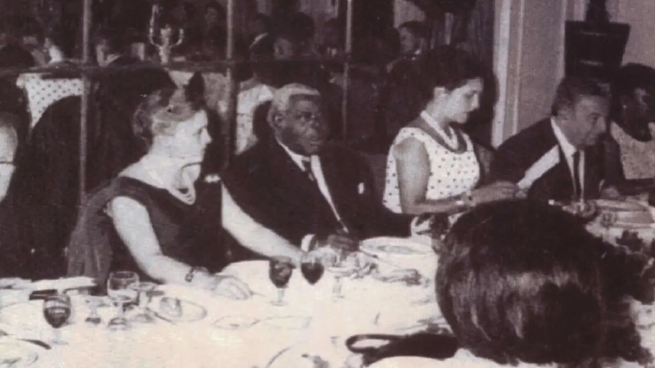Alfredo Jones Niger y Susana Dougan en el Hotel Ritz de Barcelona con otros huéspedes catalanes (1963) – PHOTO/OPEN SOURCE GUINEA