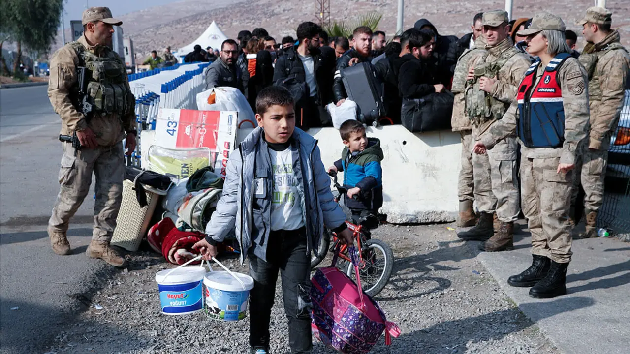 <p>Refugiados sirios esperan en el paso fronterizo&nbsp;de Cilvegozu para cruzar a Siria desde Turquía&nbsp;después de la caída de Bashar al-Assad - REUTERS/DILARA SENKAYA&nbsp;</p>
