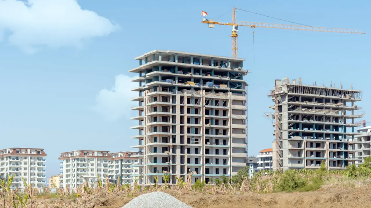 Edificios residenciales en construcción en las inmediaciones de la ciudad de Estambul - <a href="https://depositphotos.com/es/?/">Depositphotos</a>