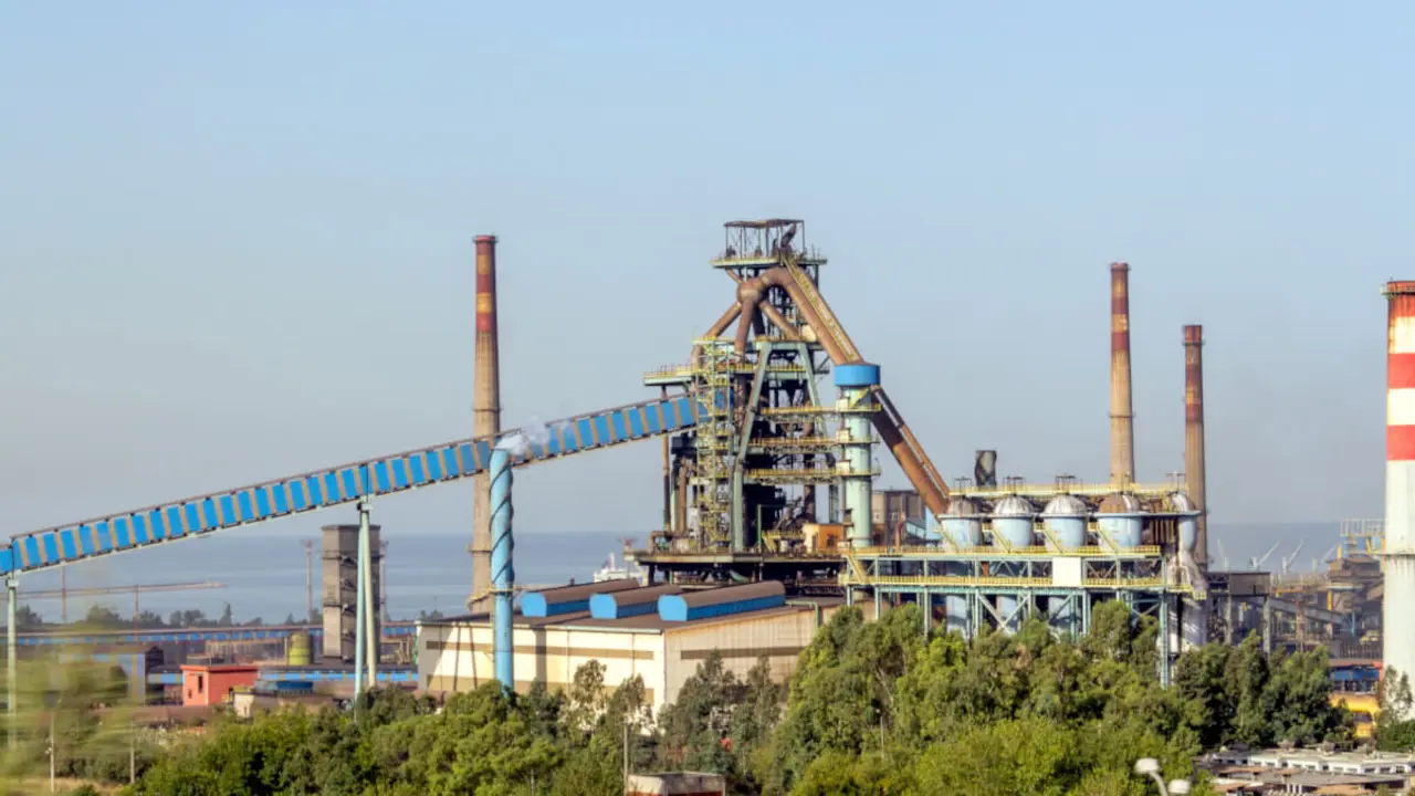 Fábrica de cemento de Estambul, Turquía - <a href="https://depositphotos.com/es/?/">Depositphotos</a>