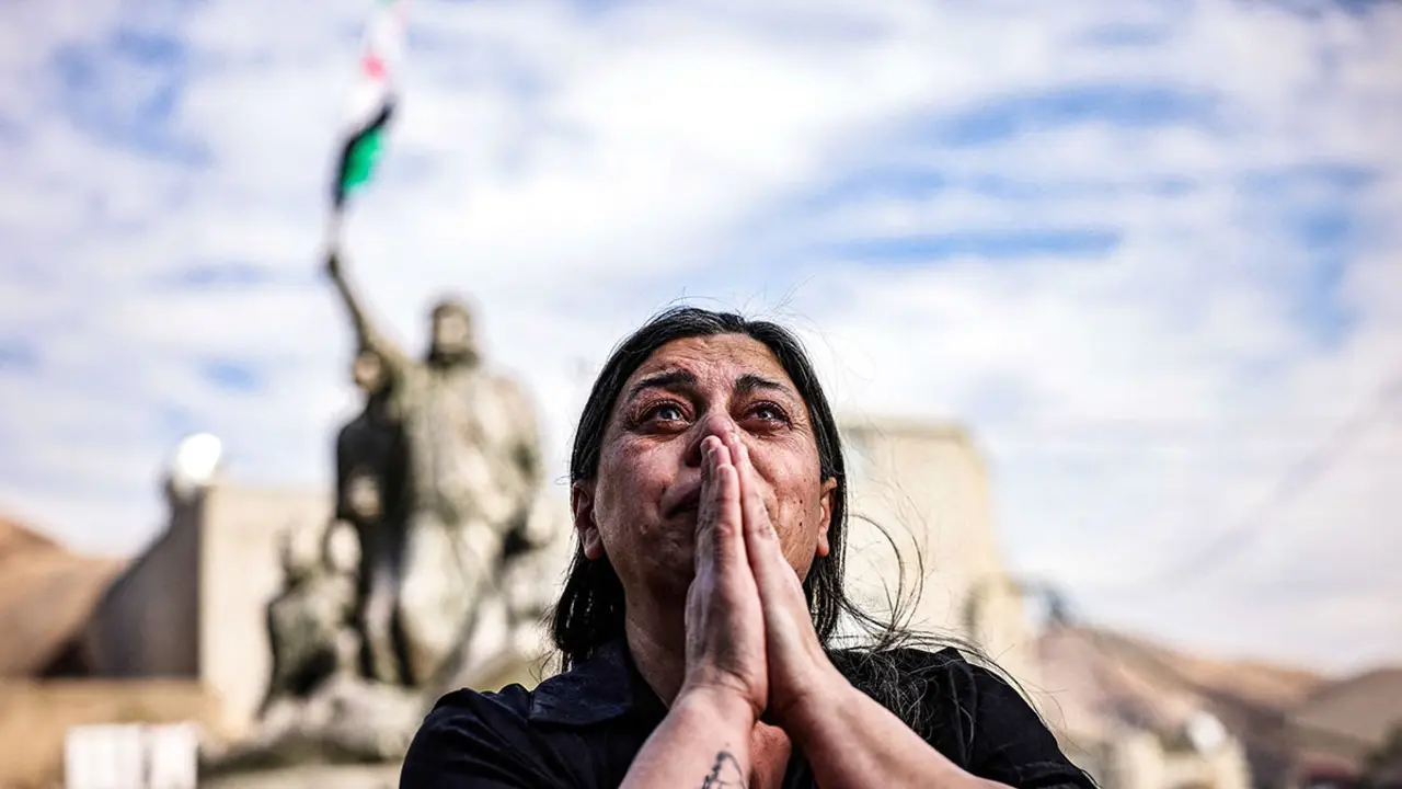 <p>Una mujer reacciona mientras la gente celebra después de que los rebeldes sirios anunciaran que han derrocado al presidente Bashar al-Assad, en Majdal Shams, una aldea drusa en los Altos del Golán ocupados por Israel - REUTERS/ STOYAN NENOV</p>
