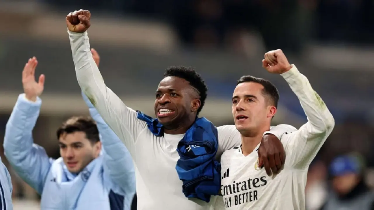 Vinicius y Lucas Vázquez en el partido entre Atalanta y Real Madrid de la Champions League - PHOTO/REUTERS/CLAUDIA GRECO