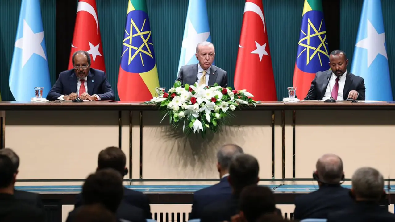 El primer ministro de Etiopía, Abiy Ahmed, el presidente de Somalia, Hassan Sheikh Mohamud, y el presidente de la República de Turquía, Recep Tayyip Erdogan - PHOTO/Presidencia de la República de Turquía