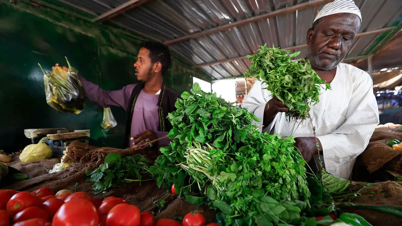 Vendedores de verduras venden productos frescos en un mercado de la capital sudanesa, Jartum - PHOTO/ ARCHIVO