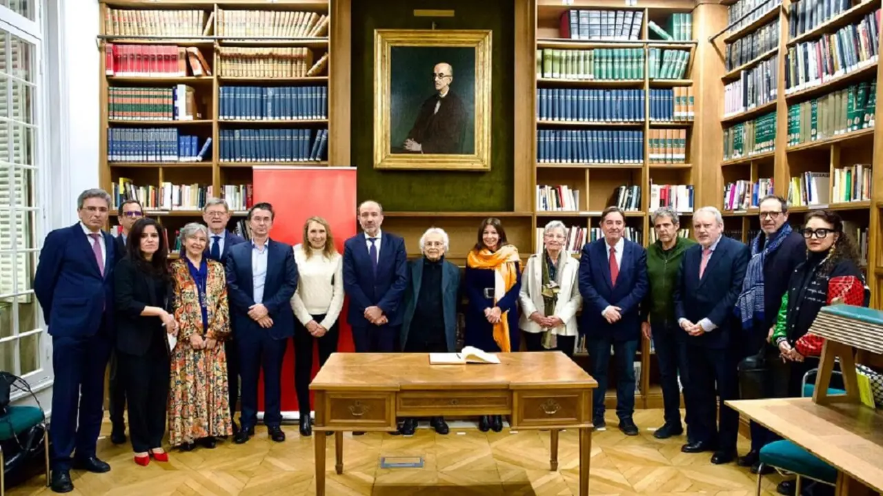 <p>Adonis recibe el Premio Internacional Joan Margarit de Poesía en el Instituto Cervantes de París</p>
