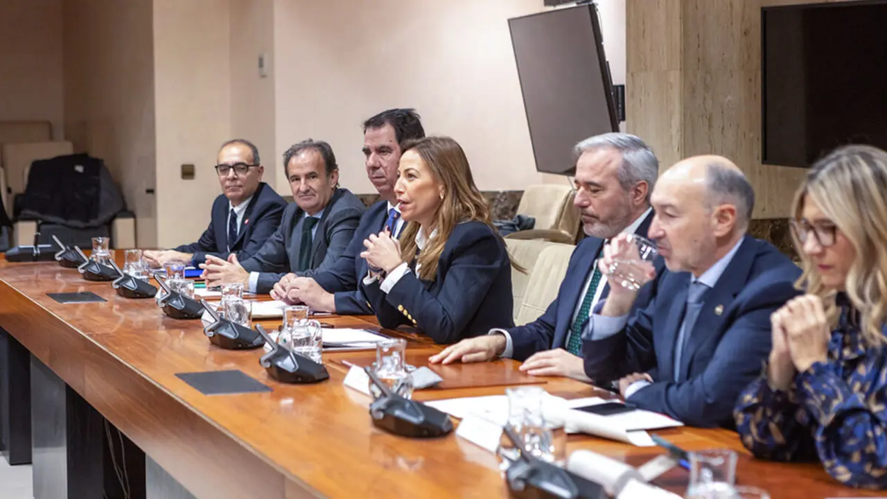 La alcaldesa de Zaragoza, Natalia Chueca, y el presidente de Aragón, Jorge Azcón (a su izquierda), han resuelto establecer un Hub Logístico e Industrial de la Defensa en torno a la capital del Ebro -&nbsp;PHOTO/MDE-Marco Romero