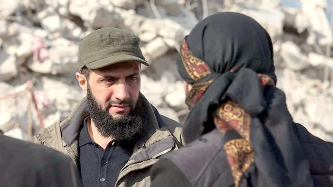 El jefe del grupo yihadista Hayat Tahrir Al-Sham (HTS), Abu Mohamed Al-Jolani (izq.), comprueba los daños causados por un terremoto en la localidad de Besnaya, en la provincia siria de Idlib, controlada por los rebeldes - PHOTO/ARCHIVO