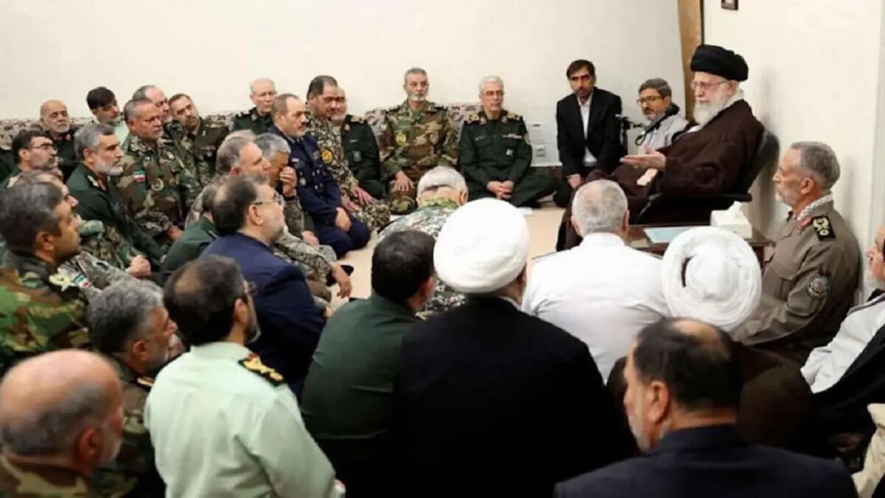 Una imagen de archivo muestra a oficiales del IRGC y del ejército iraní sentados alrededor del Líder Supremo, el ayatolá Ali Jamenei, en Teherán. - PHOTO/REUTERS