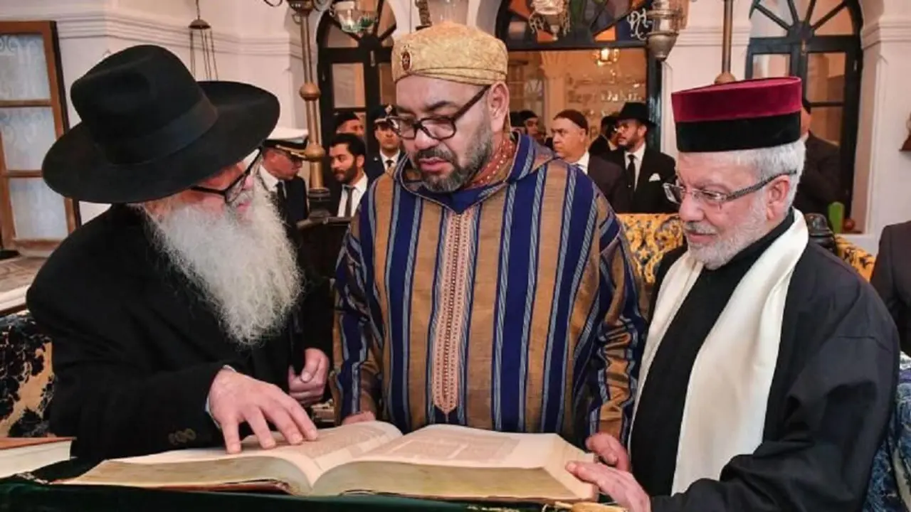 El rey Mohamed VI de Marruecos (C) durante una visita al museo Bayt Dakira (Casa de la Memoria), en la ciudad costera atlántica de Essaouira, 15 de enero de 2020 – PHOTO/Palacio Real de Marruecos