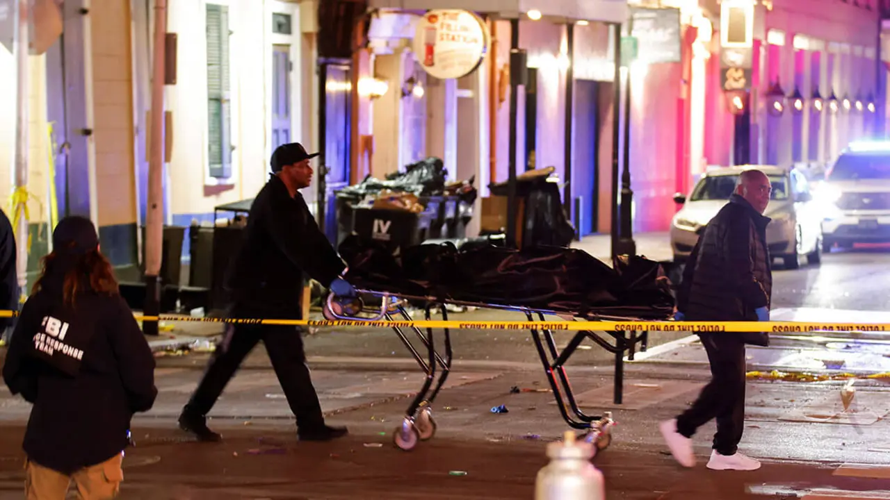 <p>Un agente cerca del lugar donde un hombre que conducía un camión mató a varias personas en un ataque durante las celebraciones de Año Nuevo en Nueva Orleans - REUTERS/ EDUARDO MUÑOZ<br />
&nbsp;</p>
