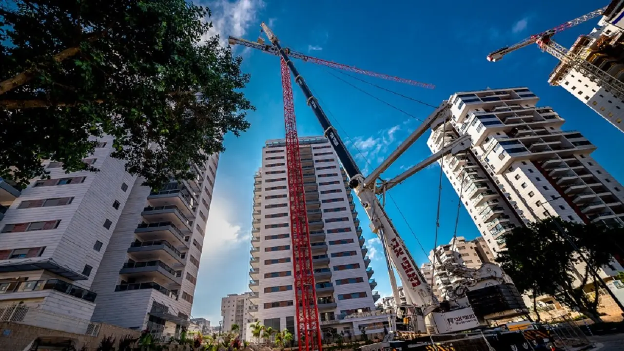 Sitio de construcción de un nuevo edificio residencial en Ashkelon, una gran ciudad turística en el sur de Israel, Israel, Ashkelon, octubre de 2020 - <a href="https://depositphotos.com/es/home.html?/">Depositphotos</a>