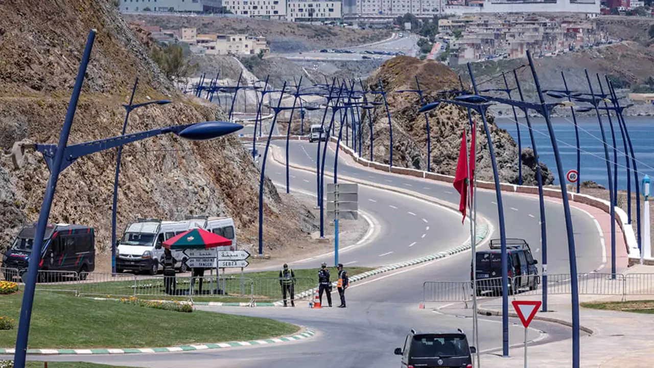 Paso fronterizo de Fnideq de Marruecos con la cuidad española de Ceuta al fondo - PHOTO/ARCHIVO