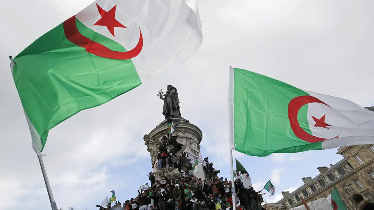 Las autoridades francesas han arrestado a varios influencers argelinos que residen en su territorio, acusados de terrorismo e incitación a la violencia y al odio, en una medida que convirtió la tensión diplomática entre Argelia y Francia - REUTERS/PHILLIPPE WOJAZE