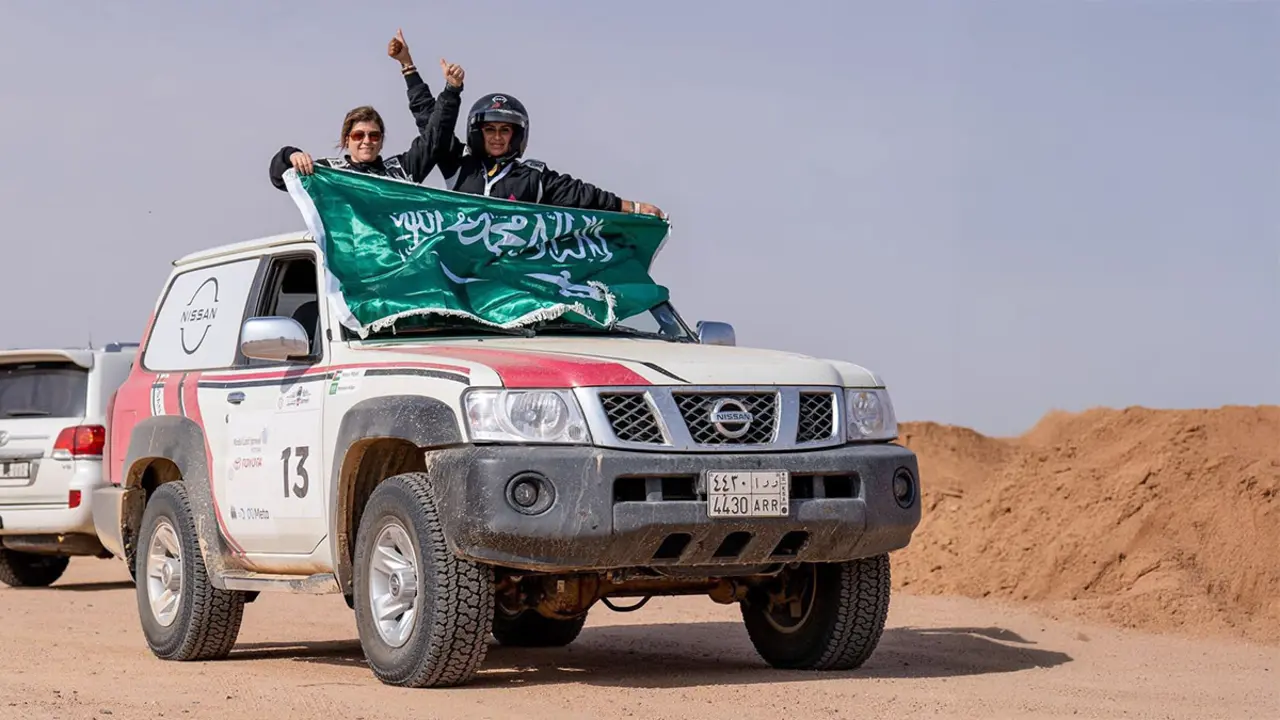 Merryhan Albaz, influencer, apasionada del deporte y primera mujer mecánica del mundo del motor; y su asistenta,&nbsp;la jordana Nancy Al-Majali - PHOTO/REDES SOCIALES