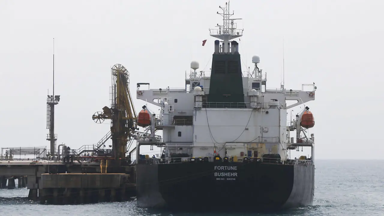 El petrolero iraní Fortune está anclado en el muelle de la refinería El Palito, cerca de Puerto Cabello, Venezuela, el lunes 25 de mayo de 2020 - AP/ JESÚS VARGAS