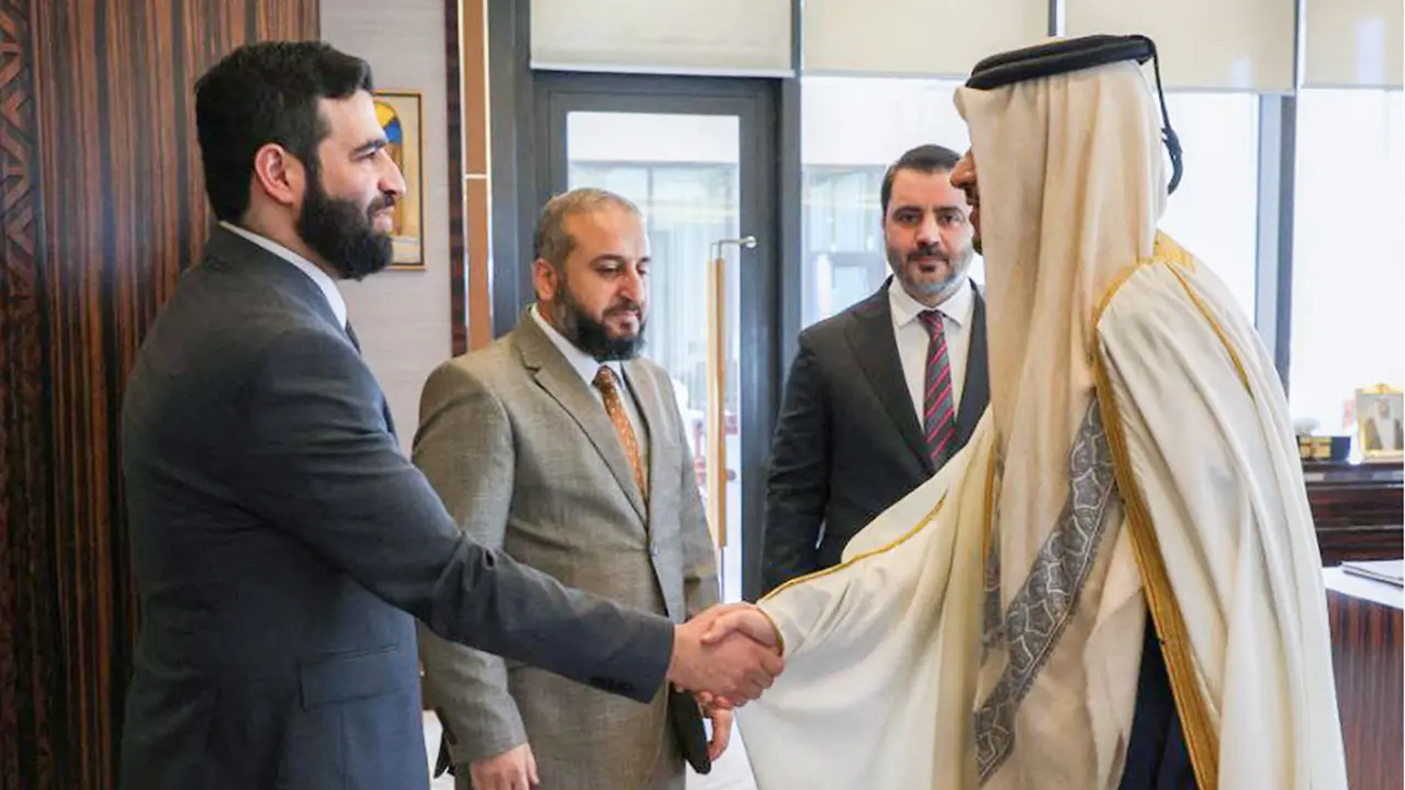 Esta fotografía difundida por la Agencia de Noticias Árabe Siria SANA muestra al jefe de inteligencia del gobierno interino sirio Anas Khattab (izq.) siendo recibido por el primer ministro y ministro de Asuntos Exteriores de Qatar, Mohammed bin Abdulrahman bin Jassim Al-Thani (der.), en Doha el 5 de enero de 2025 - PHOTO/SANA