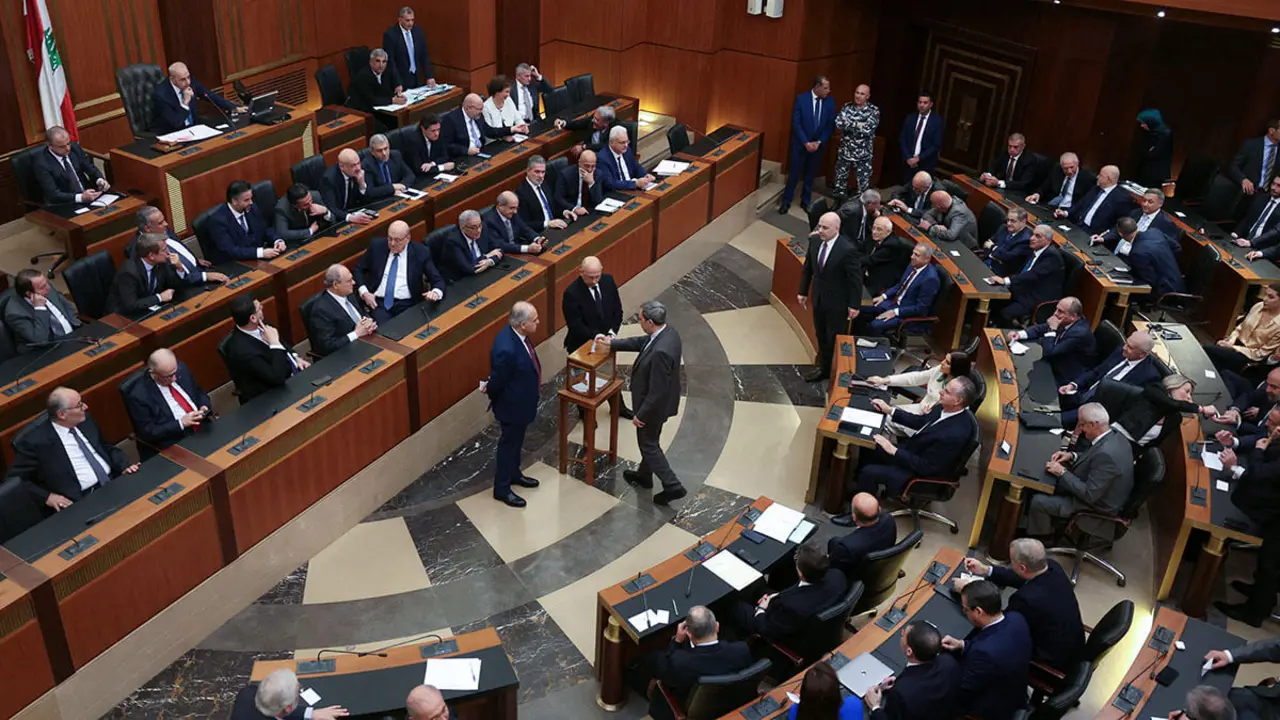 <p>Los legisladores libaneses votan para elegir un presidente en el edificio del parlamento en Beirut, Líbano, el 9 de enero de 2025 - REUTERS/ MOHAMED AZAKIR<br />
&nbsp;</p>
