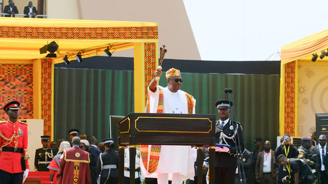 El presidente electo de Ghana, John Dramani Mahama, levanta el bastón de mando durante la ceremonia de investidura para su segundo mandato en la plaza Black Star de Accra, Ghana, el 7 de enero de 2025
REUTERS/ FRANCIS KOKOROKO