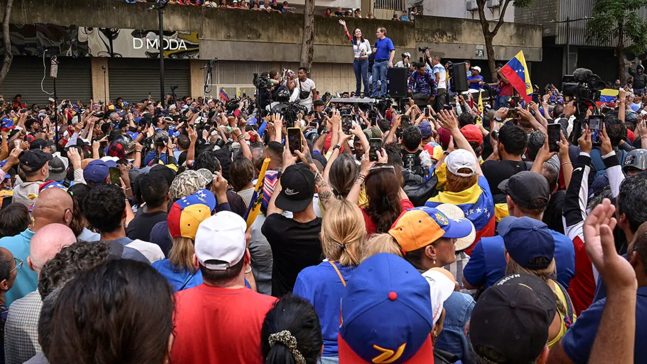 <p>La líder opositora venezolana María Corina Machado se dirige a sus partidarios en una protesta antes de la investidura el viernes del presidente Nicolás Maduro para su tercer mandato, en Caracas, Venezuela, el 9 de enero de 2025 - REUTERS/ GABY ORAA<br />
&nbsp;</p>
