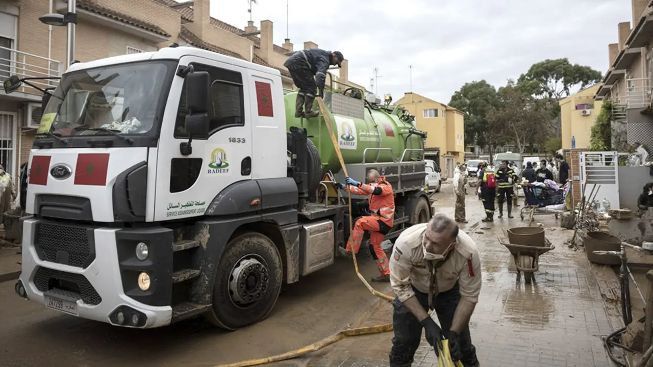 Voluntarios y ayudantes marroquíes en las zonas más afectadas por la DANA de Valencia el pasado 28 y 29 de octubre - PHOTO/CONSULADO DE MARRUECOS EN VALENCIA