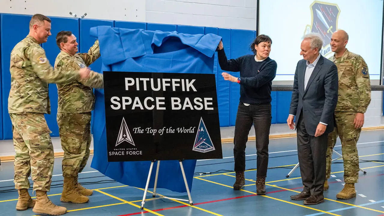 La base de Thule se rebautizó como base espacial Pituffik por el jefe de la Fuerza Espacial, general Saltzman, la ministra de Exteriores de Groenlandia, Vivian Motzfeldt, y el embajador de Washington en Dinamarca, Alan Leventhal -&nbsp;PHOTO/US SpaceForce-Kaitlin Castillo&nbsp;