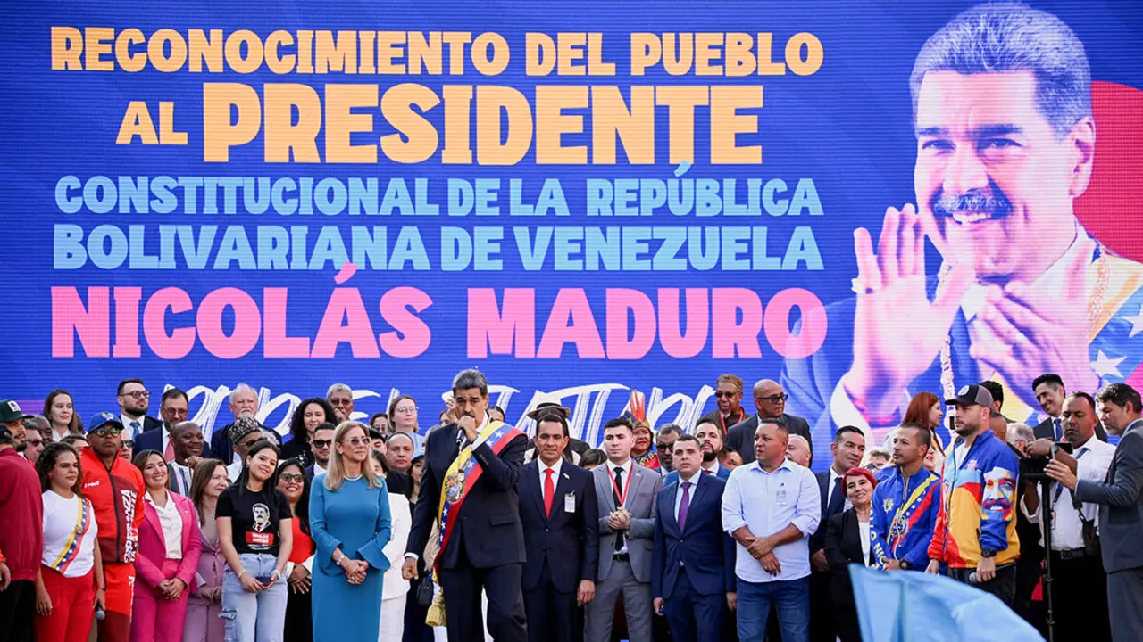 <p>El presidente de Venezuela, Nicolás Maduro, se dirige a sus partidarios después de jurar su cargo para un tercer mandato de seis años, en Caracas, Venezuela, el 10 de enero de 2025 - REUTERS/ MAXWELL BRICENO</p>
