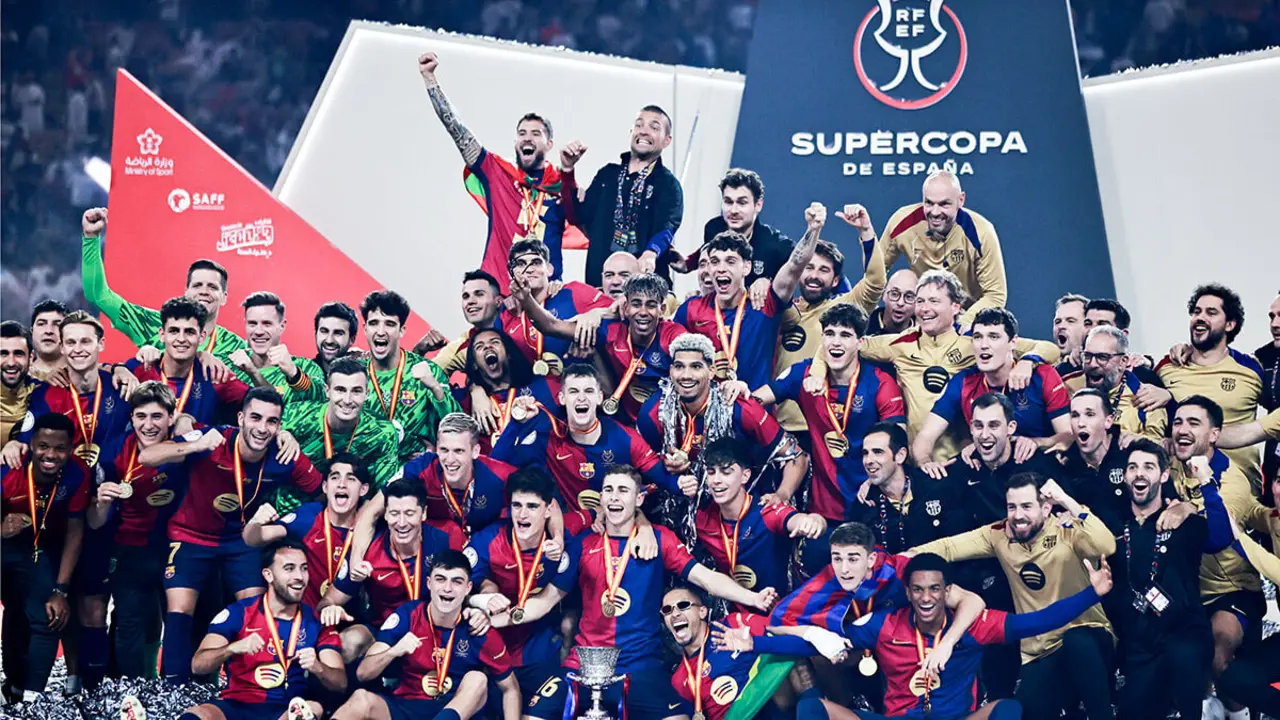 Los jugadores del FC Barcelona celebran con el trofeo tras ganar la Supercopa de España - PHOTO/REUTERS