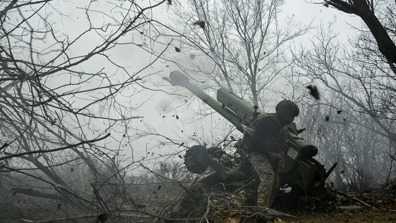 Un militar de la dotación de artillería dispara un obús D-30 hacia las tropas rusas en una posición en la línea del frente, en medio del ataque de Rusia a Ucrania, en la región de Zaporizhia, Ucrania, el 11 de enero de 2025 - PHOTO/REUTERS